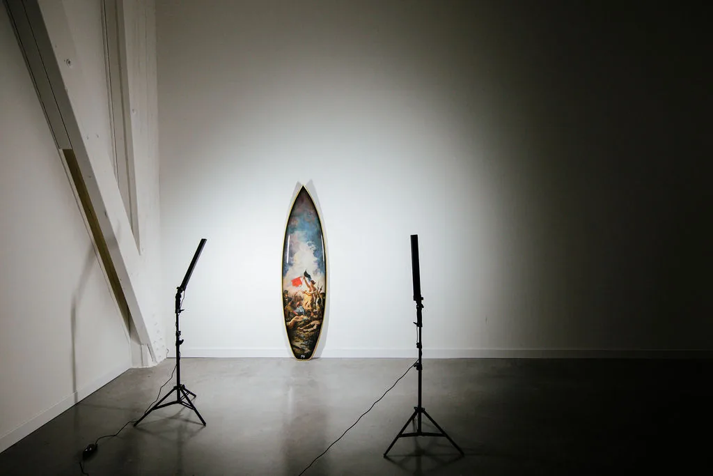 RESSAK 艺术冲浪板在摄影工作室中展示